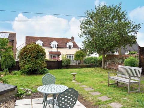 Garden | Shirley&rsquo;s Cottage, Middlezoy, near Bridgwater
