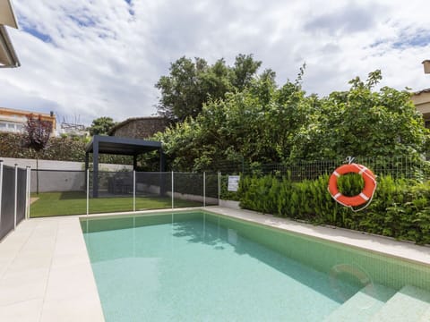 Water, Cloud, Plant, Sky, Property, Swimming Pool, Azure, Building, Grass, Tree
