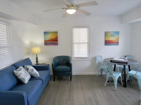 Livingroom/Dining Area