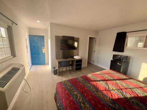 King Room | Laptop workspace, free WiFi, wheelchair access