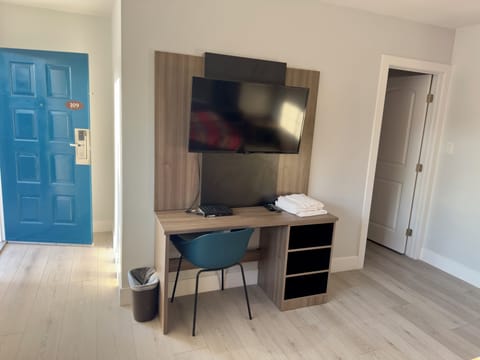 King Room | Living area | Flat-screen TV