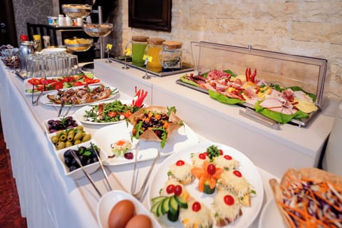 Free daily buffet breakfast
