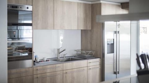 Apartment (Andy) | Private kitchen | Fridge, microwave, oven, stovetop