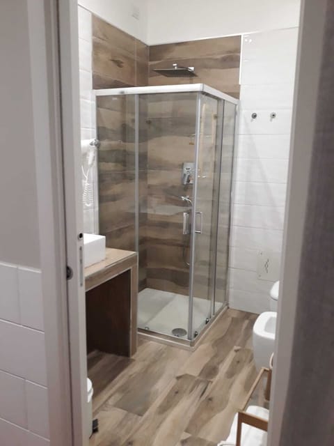 Shower, bidet, towels