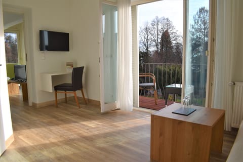 Junior Suite | Hypo-allergenic bedding, in-room safe, desk, laptop workspace