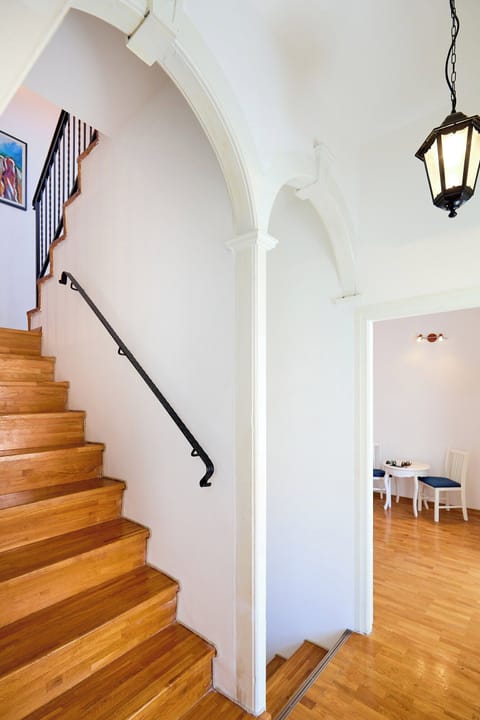 Apartment (2 Bedrooms) | Staircase