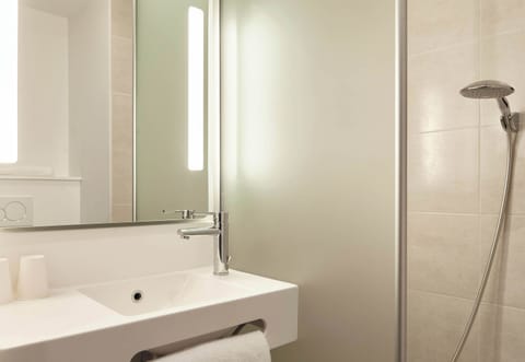 Shower, free toiletries, towels