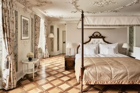 Fürsten Suite | In-room safe, desk, iron/ironing board, free WiFi