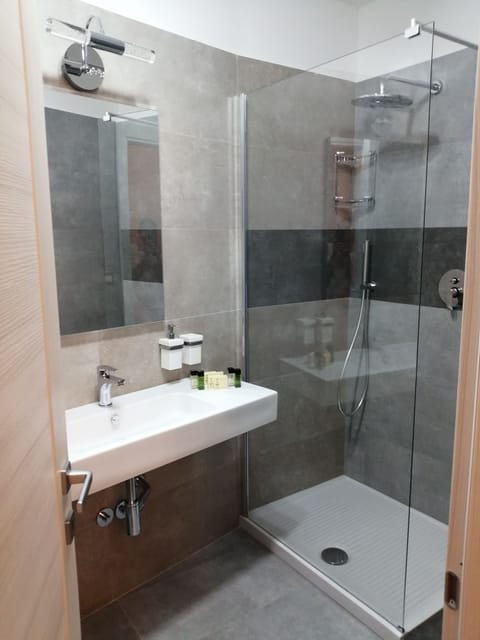 Deluxe Triple Room | Bathroom | Shower, rainfall showerhead, free toiletries, hair dryer