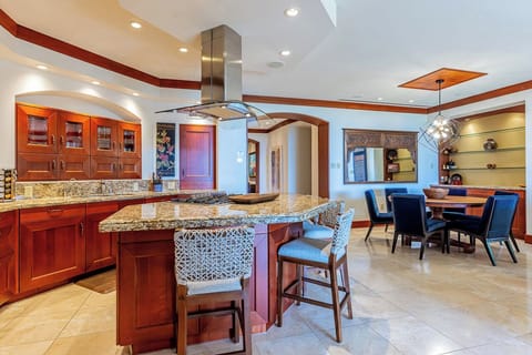 Seating for four at the breakfast bar