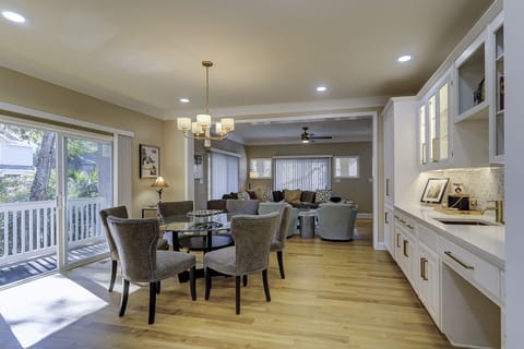 Breakfast Area and Wet Bar