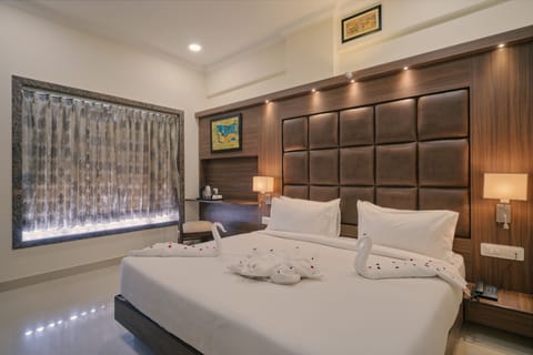 Deluxe Single Room | In-room safe, desk, laptop workspace, blackout drapes