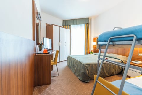 Family Quadruple Room | Desk, cribs/infant beds, bed sheets