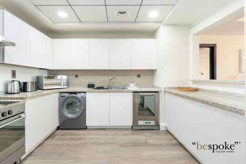 Luxury Apartment, 2 Bedrooms, Sea View (Palm View) | Private kitchen | Fridge, microwave, oven, stovetop