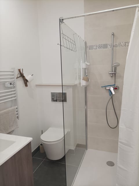 Classic Double Room, Private Bathroom | Bathroom | Shower, towels