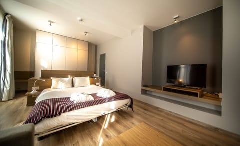 Suite | Minibar, in-room safe, desk, blackout drapes