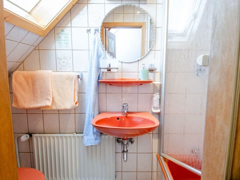 Triple Room (Zimmer 4 und Zimmer 8) | Bathroom | Shower, hair dryer, towels, toilet paper