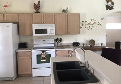 Fully equipped kitchen with dishwasher.