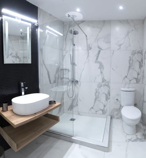 Executive Suite, Balcony | Bathroom | Shower, free toiletries, hair dryer, bathrobes