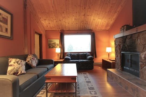 Standard Loft, 2 Bathrooms, Courtyard View | Living room | 32-inch flat-screen TV with cable/satellite channels, TV, fireplace