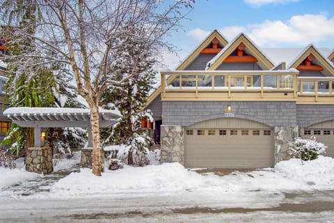 - Charming mountain townhouse with inviting stone accents and a private garage  
- Nestled in a scenic setting with easy access to trails and town center  
- Ideal retreat for families seeking a cozy getaway in nature  
