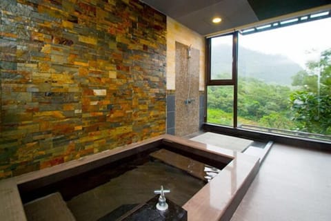 Superior Double Room (Marster 3) | Bathroom | Combined shower/tub, rainfall showerhead, free toiletries, hair dryer