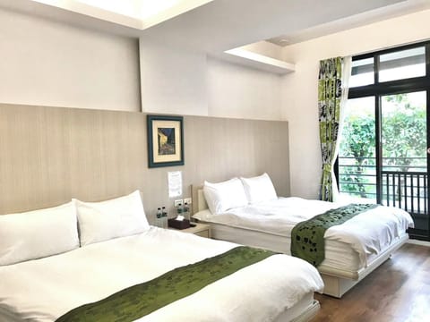 Signature Double or Twin Room | Desk, blackout drapes, soundproofing, free WiFi