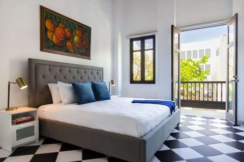 Spacious bedroom w. king bed &amp; balcony w. view