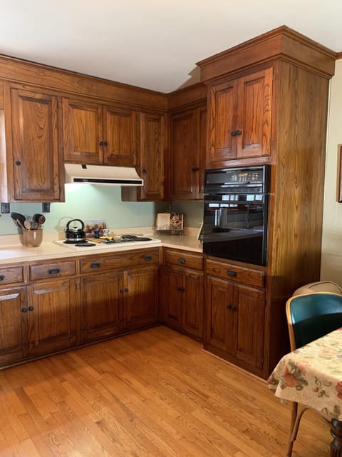 Well stocked cookware items.