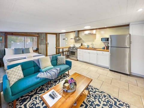 Queen Bed, Full Kitchen and futon