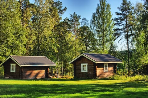 Basic Chalet | In-room safe, laptop workspace, blackout drapes, WiFi (free)