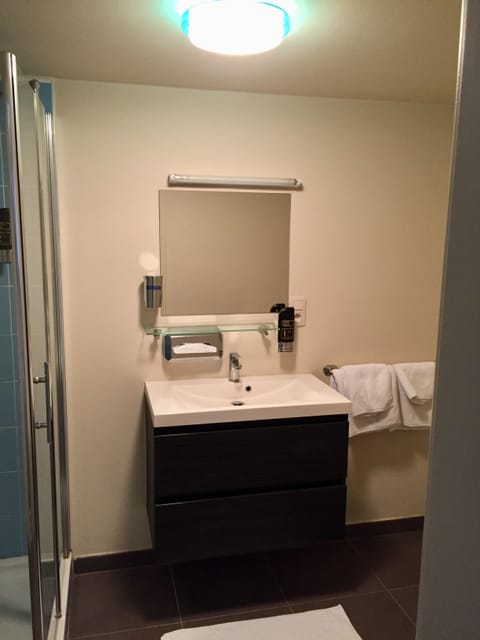 Comfort Double Room, 1 King Bed | Bathroom sink