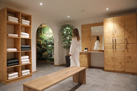 Sauna, hot tub