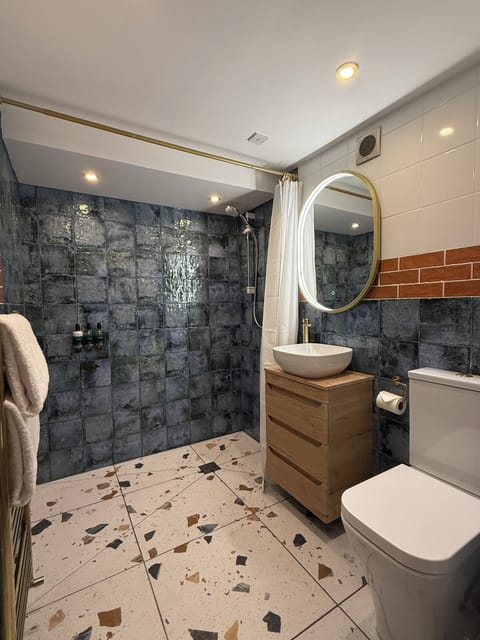 Twin Room (15) | Bathroom | Free toiletries, hair dryer, towels, soap