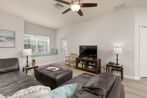 Spacious and classic living room, featuring a smart TV 