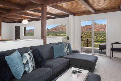 Family Room - views from every window! Yes! They are REAL!