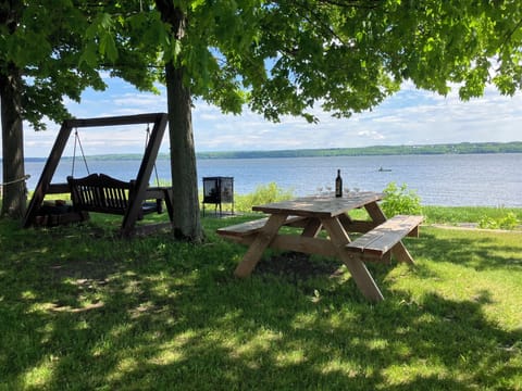 Votre coin apéro sur la rive du Fleuve Saint-Laurent et sa voie maritime !