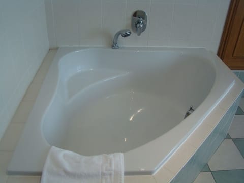Deep soaking bathtub