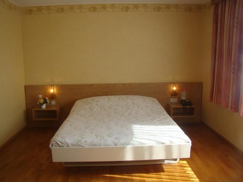 Premium bedding, in-room safe, desk, soundproofing