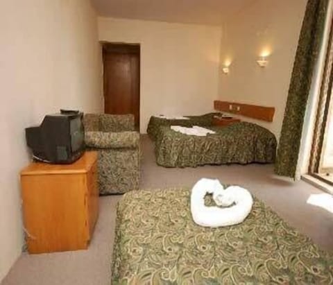 Triple Room | Pillowtop beds, free cribs/infant beds, bed sheets