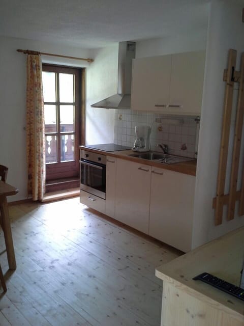 Fridge, stovetop, coffee/tea maker, electric kettle