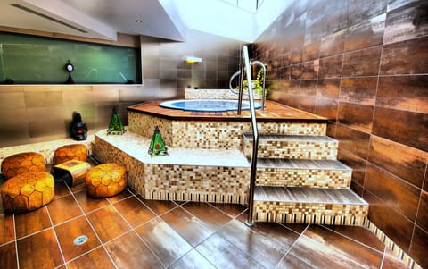 Sauna, hot tub, body treatments, aromatherapy, hot stone massages
