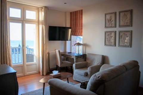 Suite | Living area | TV