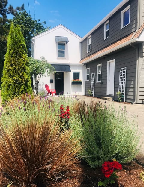 Half-Pint Farmhouse in Historic Downtown McMinnville