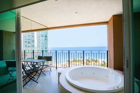 Jacuzzi on the private balcony