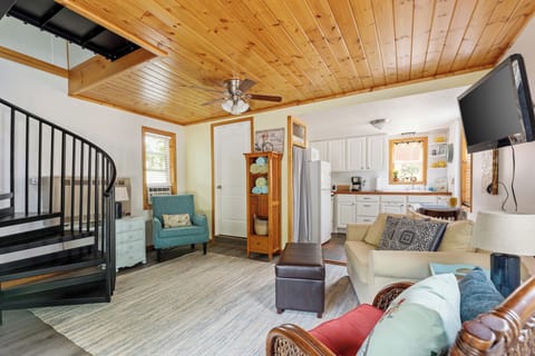 The Cottonwood Carriage House | Living area | Flat-screen TV