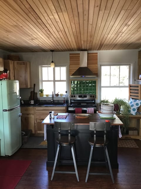 Full size stove, retro fridge.