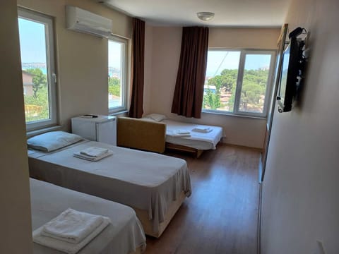 4 Kisilik Deniz ve Orman Manzarali Oda | Free WiFi, bed sheets
