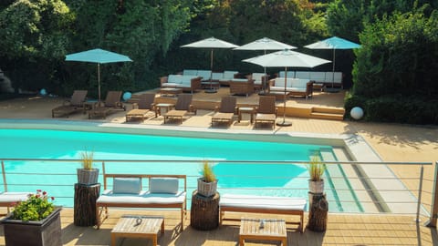 Seasonal outdoor pool, pool umbrellas, sun loungers