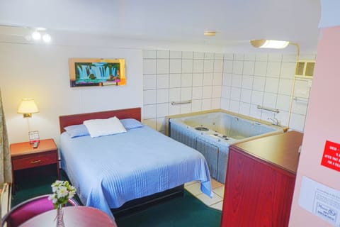 Room, 1 Queen Bed, Jetted Tub | Pillowtop beds, iron/ironing board, free WiFi, bed sheets